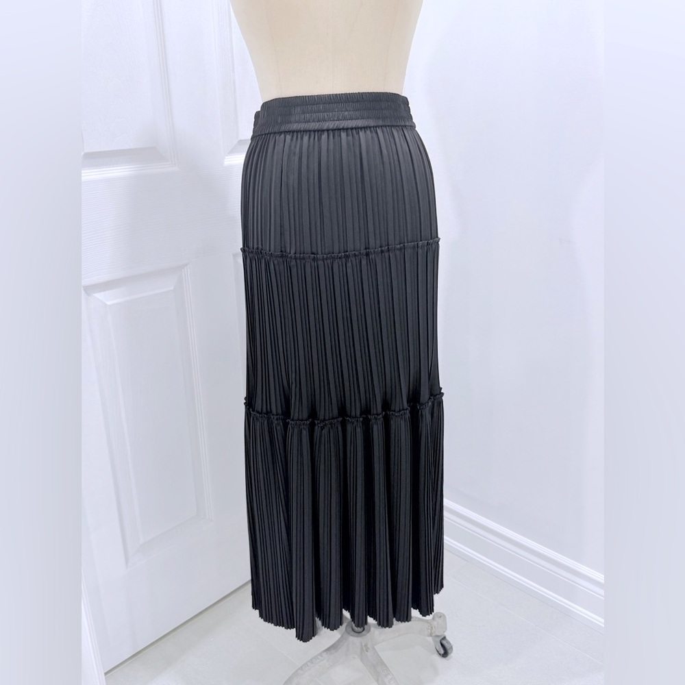 House of Harlow 1960 Pleated Skirt. SZ.M